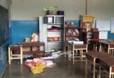 Así quedó el aula de donde se llevaron útiles escolares y alimentos. (Foto RPP)