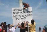 El congresista José León propuso desmontar el molón retenedor de arena ubicado en Salaverry. (Foto Ozono TV)
