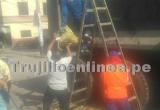En esta imagen podemos ver cómo los trabajadores del Segat utilizan una escalera para colocar la basura dentro del camión. (Foto Trujilloenlinea.pe)
