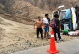 Este bus se despistó en el sector conocido como Coscomba, Guadalupito, una niña falleció. (Foto cortesía Correo)