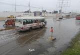 Agua llegó hasta la avenida principal deteriorando la pista. Foto: Trujillo en Línea