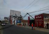 Así quedaron los postes luego que grúa jale los cables con brazo mecánico. Foto: Trujillo en Línea