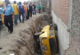 Luego de varias horas, lograron sacar al vehículo. Foto: Trujillo en Línea
