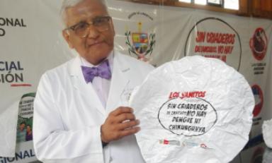Gerente regional de salud muestra tapas plásticas para recipientes de agua. Foto: Trujillo en Línea