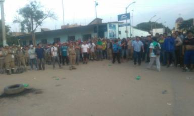 Al lugar llegó un contingente policial para evitar disturbios y enfrentamientos. Foto: Trujillo en Línea