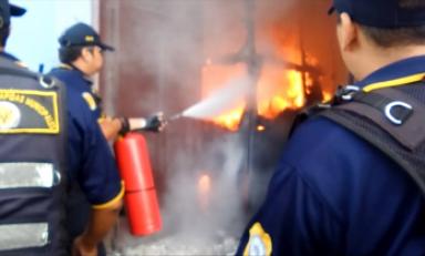 Incansables esfuerzos realizaron los miembros de IRAM y los bomberos del Compañía nº. 26. Foto: Trujillo en Línea