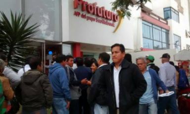 Largas colas se formaron en AFP. Foto: Trujillo en Línea