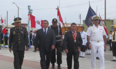 Alcalde participó de desfile escolar. Foto: Trujillo en Línea