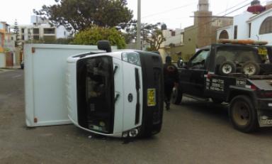 Vehículo quedó de lado, luego del impacto. Foto: Trujillo en Línea