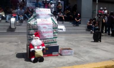 A un costado canasta de parlamentarios y al otro, caja con un pan con pollo que recibirían los trabajadores. Foto: Trujillo en Línea