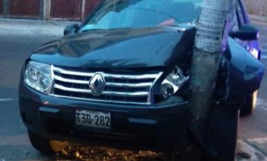 Auto quedó destrozado. Foto: Trujillo en Línea