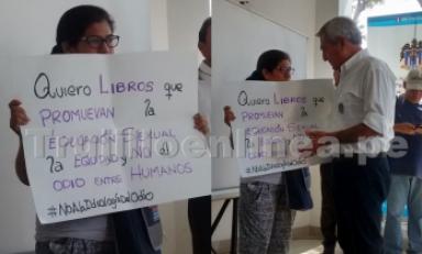 Hasta el alcalde de Trujillo trató de persuadirla para que se retire. Foto: Trujillo en Línea