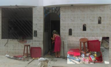 Vivienda fue destrozada por explosión y productos también. Foto: Trujillo en Línea