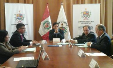 Representantes del consorcio Cesel - Tractebel y funcionario del gobierno regional firmando el contrato. Foto: Trujillo en Línea