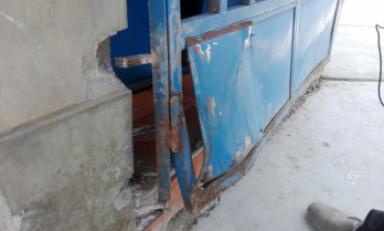 Explosión dañó parte de la puerta. Foto: Trujillo en Línea