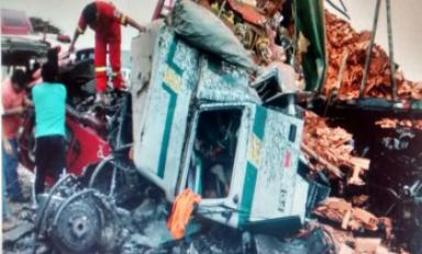 Terrible choque entre un camión y un tráiler en Huanchaco.(Foto RPP)