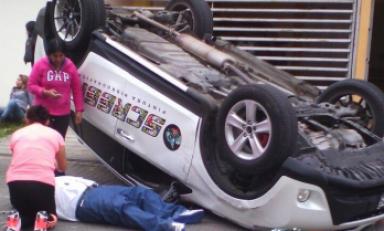 Vehículo volcó totalmente dejando a víctima tendida en el pavimento. Foto: Trujillo en Línea