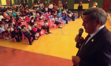 César Acuña, titular de La Libertad, inauguró el inicio del año escolar en el jardín "El Piloto" en El Porvenir.