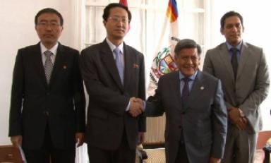 El embajajdor de la República Democrática de Corea, Kim Hak Chol, se entrevisto con el presidente regional de La Libertad, César Acuña Peralta.