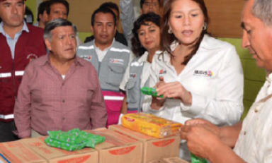 La titular del Midis, Paola Bustamante; y el gobernador regional César Acuña, visitaron los programas sociales en La Libertad. (Foto cortesía)