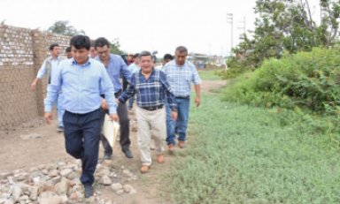 El gobernador regional César Acuña durante la visita de trabajo a Virú. (Foto difusión)