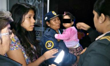 Agentes municipales no pudieron encontrar a los familiares de la niña, por lo que la trasladaron a la Comisaría de la Familia. (Foto: Difusión)