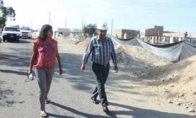 Alcalde de La Esperanza, Daniel Marcelo, inspeccionando obras. (Foto cortesía Municipalidad La Esperanza)