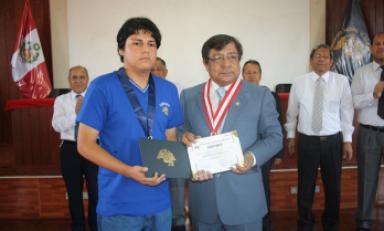 Las autoridades de la UNT premiaron a los primeros puestos del Cepunt. (Foto cortesía)