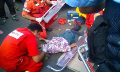 Una señora de 100 años de edad fue atropellada por un microbús. (Foto cortesía Serenazgo MPT)