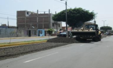 Se iniciaron los trabajos de asfaltado de la avenida La Marina. (Foto cortesía MPT)