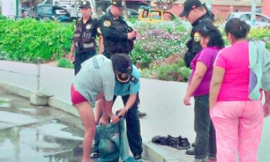Mujer se bañaba semidesnuda frente a la mirada de todos los transeúntes. Foto: Seguridad Ciudadana de Trujillo