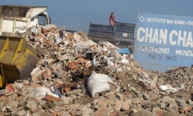 El sitio arqueológico Chan Chan sigue siendo invadido y deteriorado por basurales. (Foto Internet)