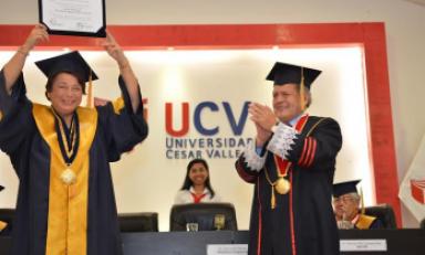 Beatriz Merino recibiendo el grado honoris causa otorgado por la UCV. (Foto cortesía)