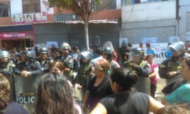 Policías trataron de persuadirlos para retirarse. Foto: Trujillo en Línea