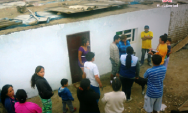 Personal del Ministerio de Vivienda inspeccionó las viviendas afectadas por la erosión costera. (Foto GRLL)
