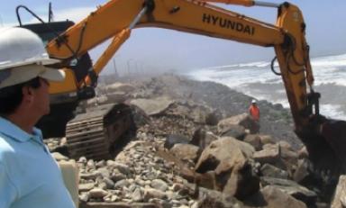 Trabajos de reforzamiento del enrocado en la playa de Buenos Aires. (Foto RPP)