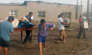 Los moradores de Buenos Aires comenzaron a retirarse de sus viviendas el día de ayer, por temor a los oleajes. (Foto El Comercio)
