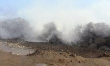 El mar se salió por lo menos 100 metros en la playa de Buenos Aires y en malabrigo 30 familias fueron reubicadas. (Foto Internet)