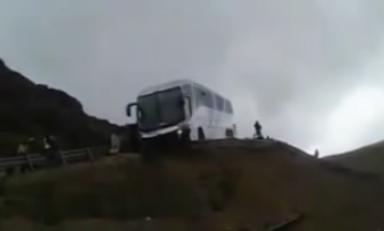 Bus quedó suspendido en el aire. Foto: Prensa Libre