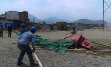 Trabajadores retiraron esteras y palos usados para armar los lavaderos. Foto: Trujillo en Línea