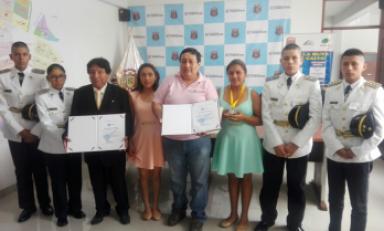 Estudiantes fueron reconocidos por alcalde del Porvenir. Foto: Trujillo en Línea