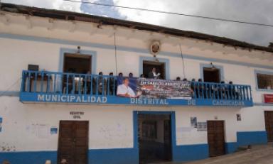 El alcalde de Cachicadán,Víctor Quezada, informó a pueblo sobre su primer trimestre de gestión. (Foto cortesía)