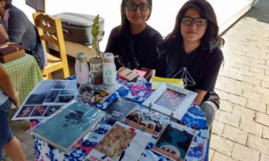 Jóvenes exhiben sus creaciones. Foto: Jasmine Alayo