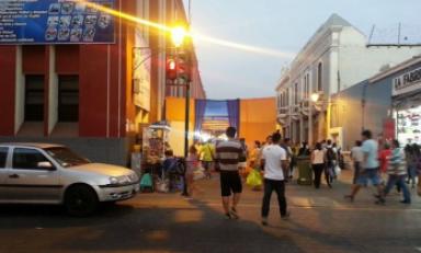 Así luce la cuadra ocho del jirón pizarro toldeada por un grupo de comerciantes. (Foto: Facebook fuente privada)