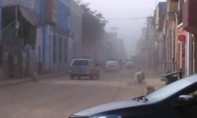 Polvo emergen con el paso de los vehículos por el barro acumulado, a causa de las lluvias. Foto: Trujillo en Línea