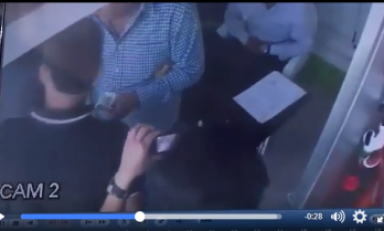 Así cayó el periodista cuando extorsionaba a un naturista en Trujillo. (Foto captura video)