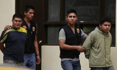Estos serían los dos delincuentes capturados el sábado por la Policía cuando esperaban recibir el pago de una extorsión. (Foto difusión)