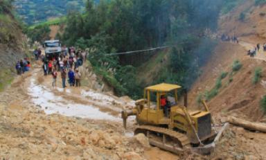 Lodo y piedras se han precipitado sobre la carretera que une la provincia Gran Chimú con Trujillo. (Foto referencial)
