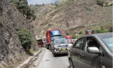 Delincuentes colocaron troncos de árboles para impedir paso de vehículos y proceder con asalto. (Foto: referencial/Chilia Noticias)