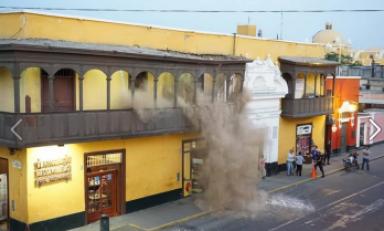 Vieja casona donde vivió César Vallejo en el preciso momento en que se desploma uno de sus balcones. (Foto Rubén Guzmán)